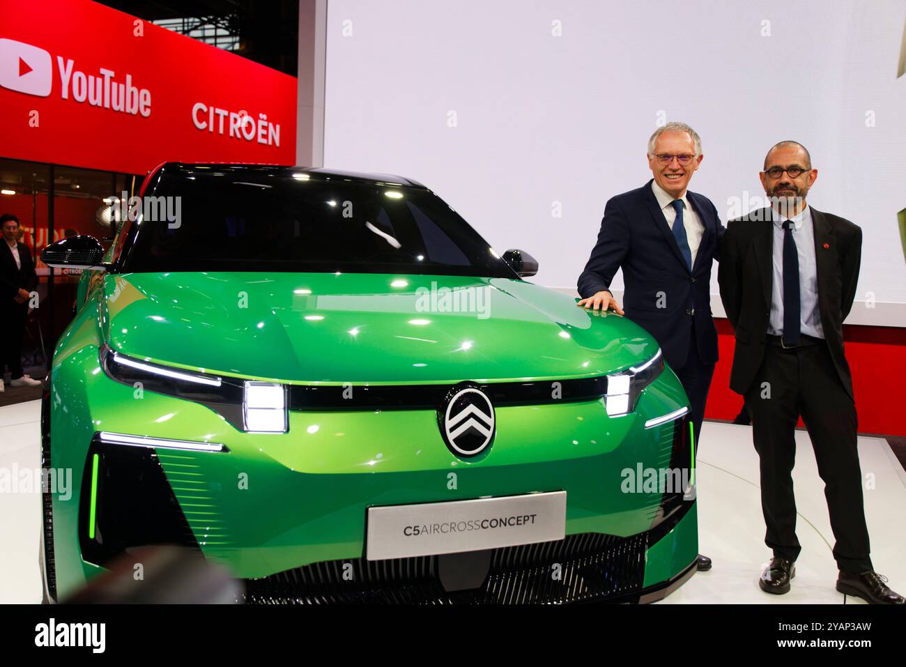 Paris, France. 14 octobre 2024. Mondial de l'Auto - Paris Motorshow 2024 journée presse. Carlos Tavares, PDG de Stellantis, et Thierry Koskas, PDG de Citroën, posent devant le concept car Citroën C5 Aircross lors de la 90e édition du mondial de l’automobile de Paris, qui se tient du 15 au 20 octobre 2024 au Parc des expositions de Paris. Credit : Bernard Menigault/Alamy Live News Carlos Tavares, PDG de Stellantis Banque D'Images