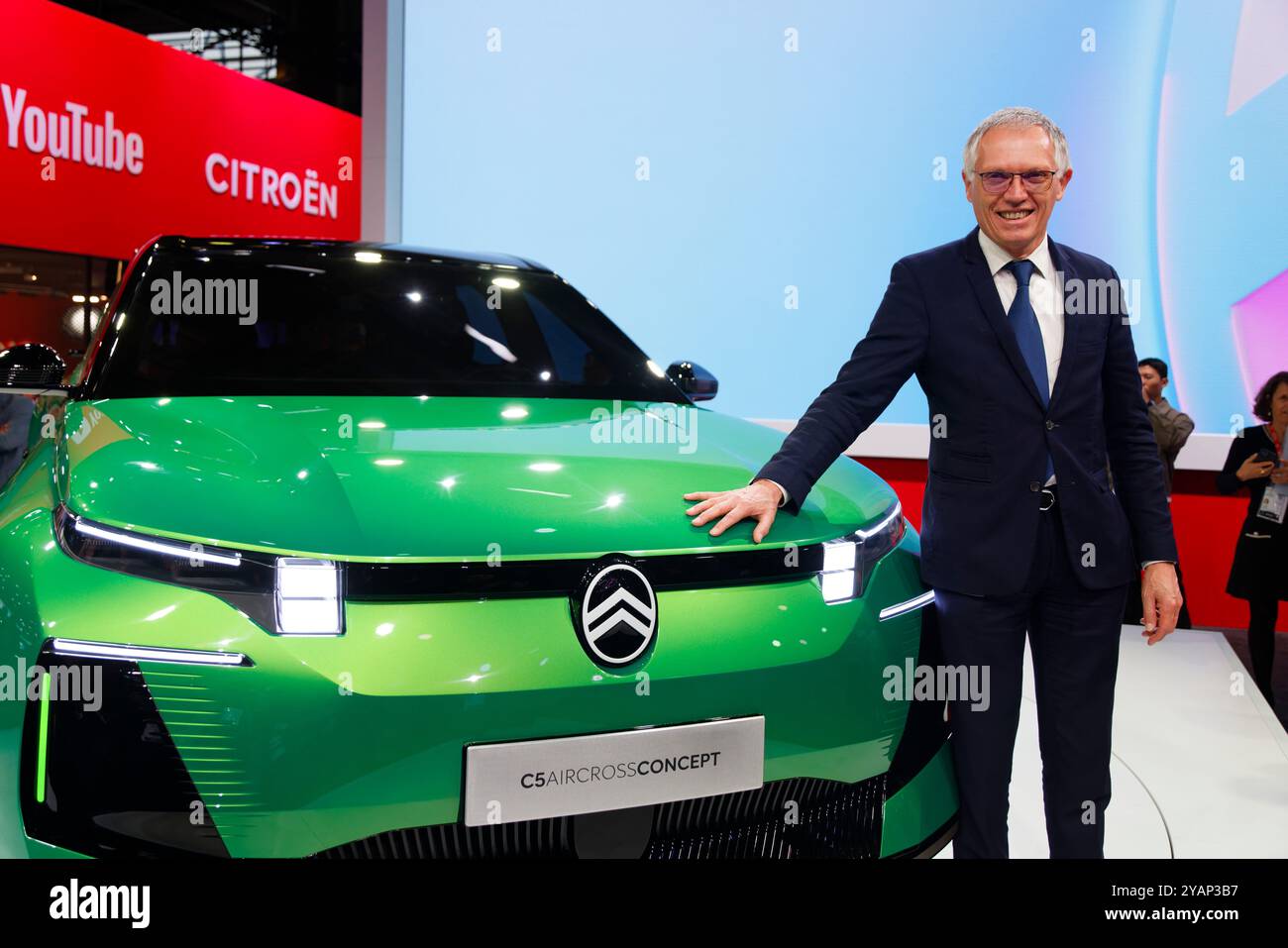 Paris, France. 14 octobre 2024. Mondial de l'Auto - Paris Motorshow 2024 journée presse. Carlos Tavares, PDG de Stellantis, pose devant le concept car Citroën C5 Aircross lors de la 90ème édition du mondial de l’automobile de Paris, qui se tient du 15 au 20 octobre 2024 au Parc des expositions de Paris. Crédit : Bernard Menigault/Alamy Live News Banque D'Images