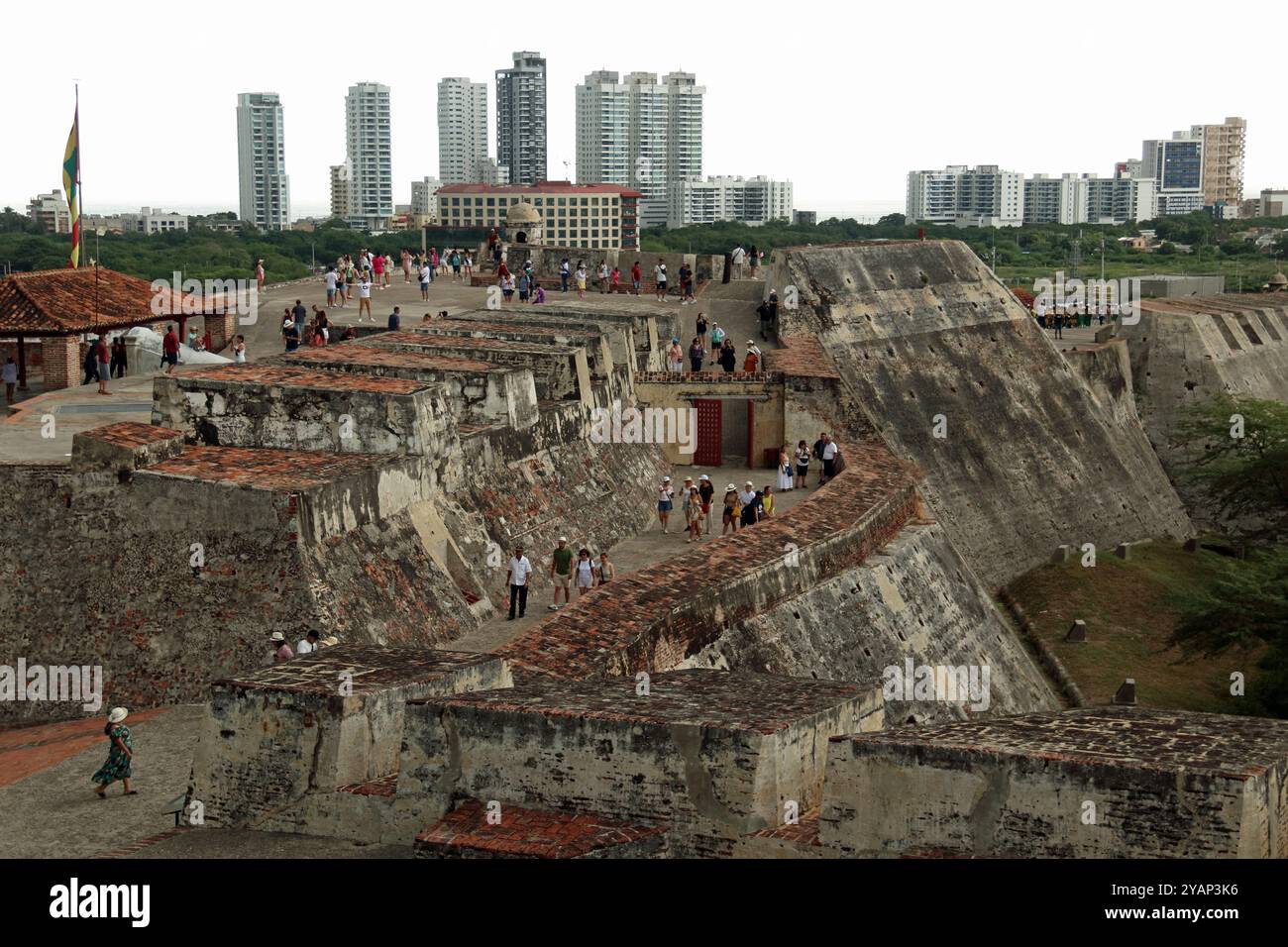 Les visiteurs explorent l'architecture complexe du Fort historique San Felipe de Barajas à Cartagena le 12 septembre 2024 à Cartagena, Colombie Banque D'Images