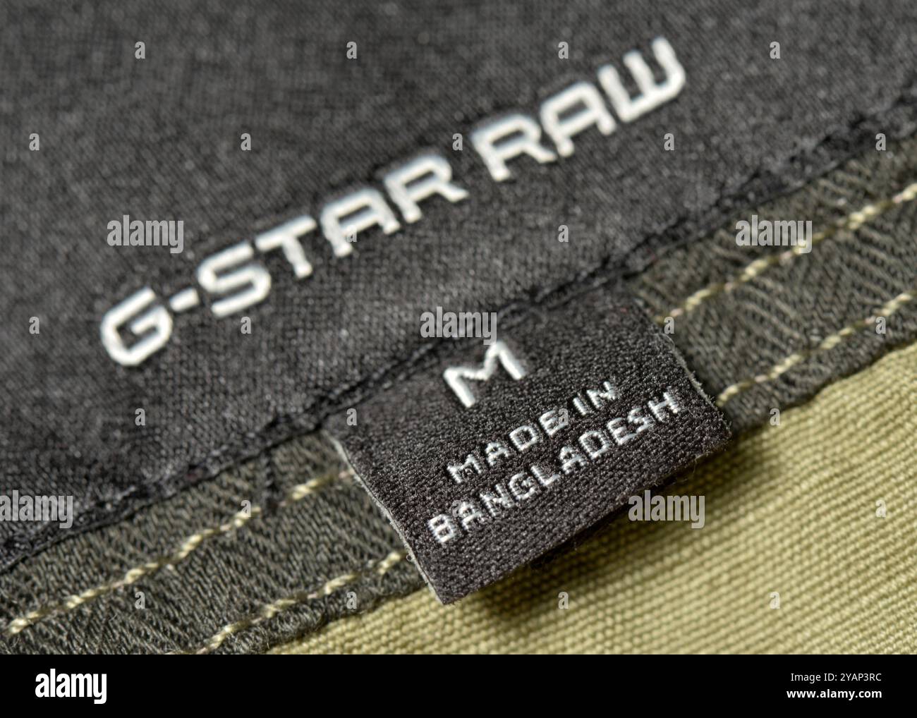 Étiquette de vêtements en tissu G-Star Raw fabriquée au Bangladesh étiquette sur la veste pour homme en gros plan Banque D'Images