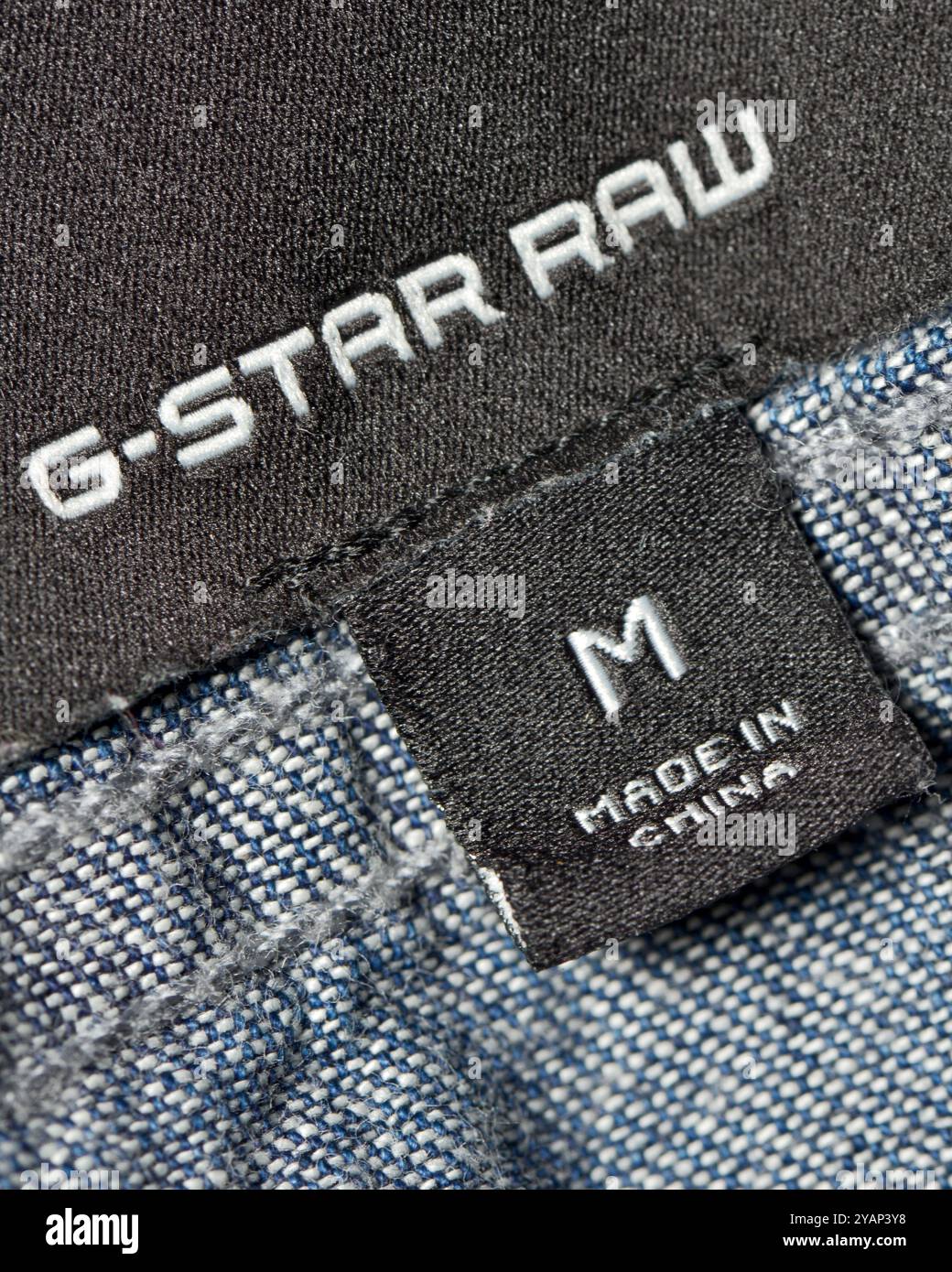 Étiquette de vêtements en tissu G-Star Raw fabriquée en Chine sur la veste de Jean en gros plan Banque D'Images