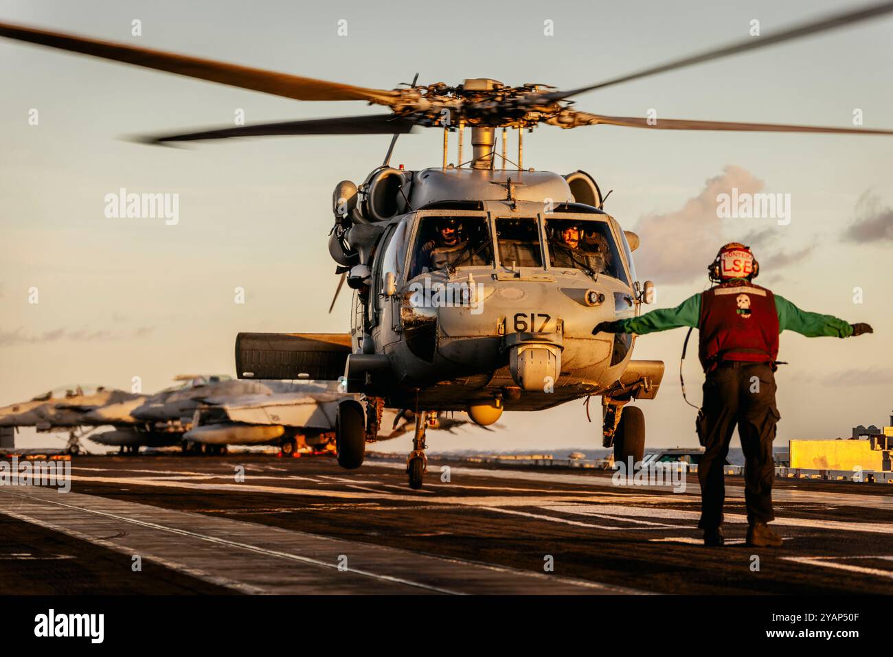 Un MH-60S Seahawk, attaché aux Golden Falcons du Helicopter Sea combat Squadron (HSC) 12, atterrit sur le pont d'envol du porte-avions de classe Nimitz Banque D'Images