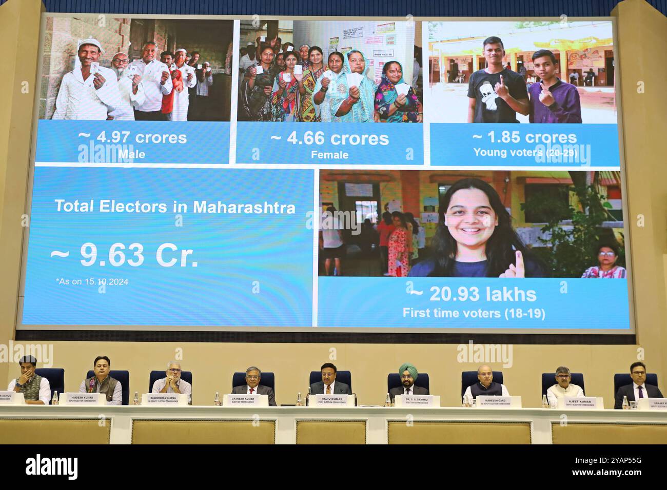 Rajiv Kumar, commissaire en chef des élections, s'adresse aux médias lors d'une conférence de presse de la Commission électorale de l'Inde pour annoncer le calendrier des élections générales aux assemblées législatives du Maharastra et du Jharkhand 2024 à Vigyan Bhavan à New Delhi, en Inde, le 15 octobre 2024. New Delhi Inde Copyright : xAnshumanxAkashx Banque D'Images