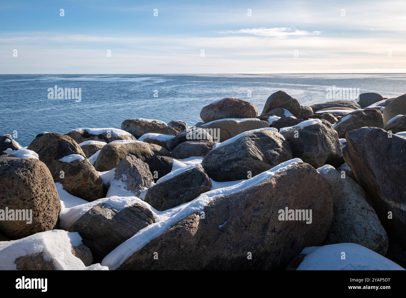 Glace fractionnée sur la surface de l'eau de mer dans des motifs fractals vus d'en haut dans l'océan Atlantique Nord en hiver Banque D'Images