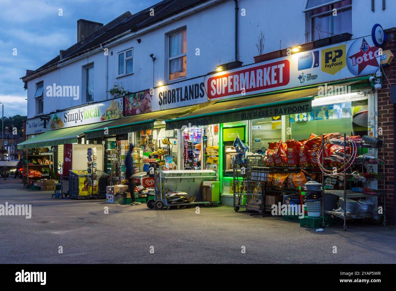 Shortlands Supermarket, épicerie locale dans le sud de Londres, ouvert en soirée. Banque D'Images