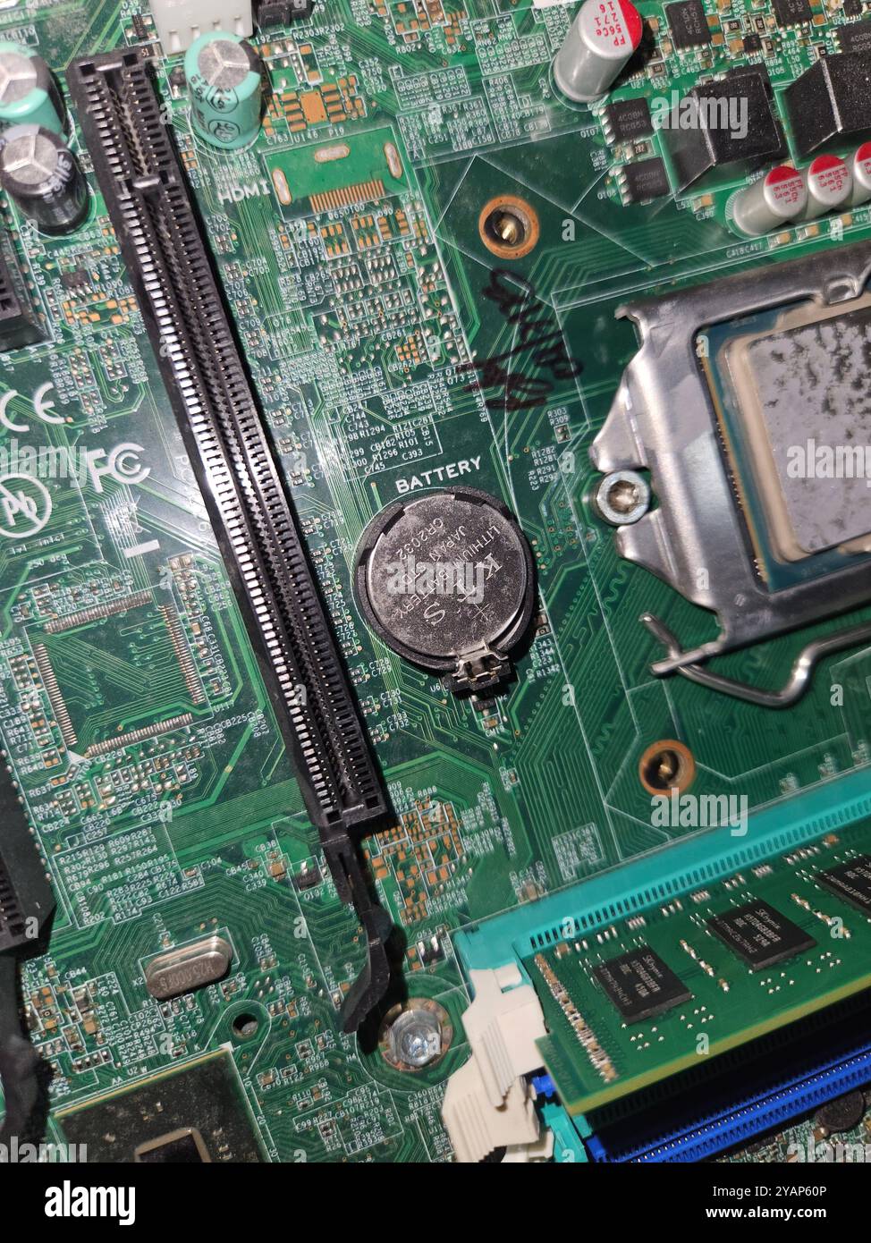 Macro gros plan des composants et des puces sur la carte de circuit imprimé du PC Banque D'Images
