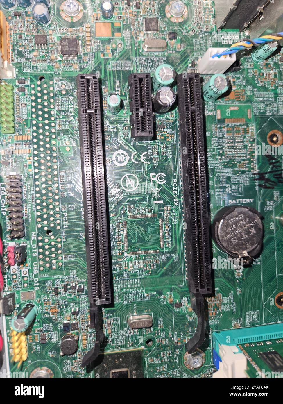 Macro gros plan des composants et des puces sur la carte de circuit imprimé du PC Banque D'Images
