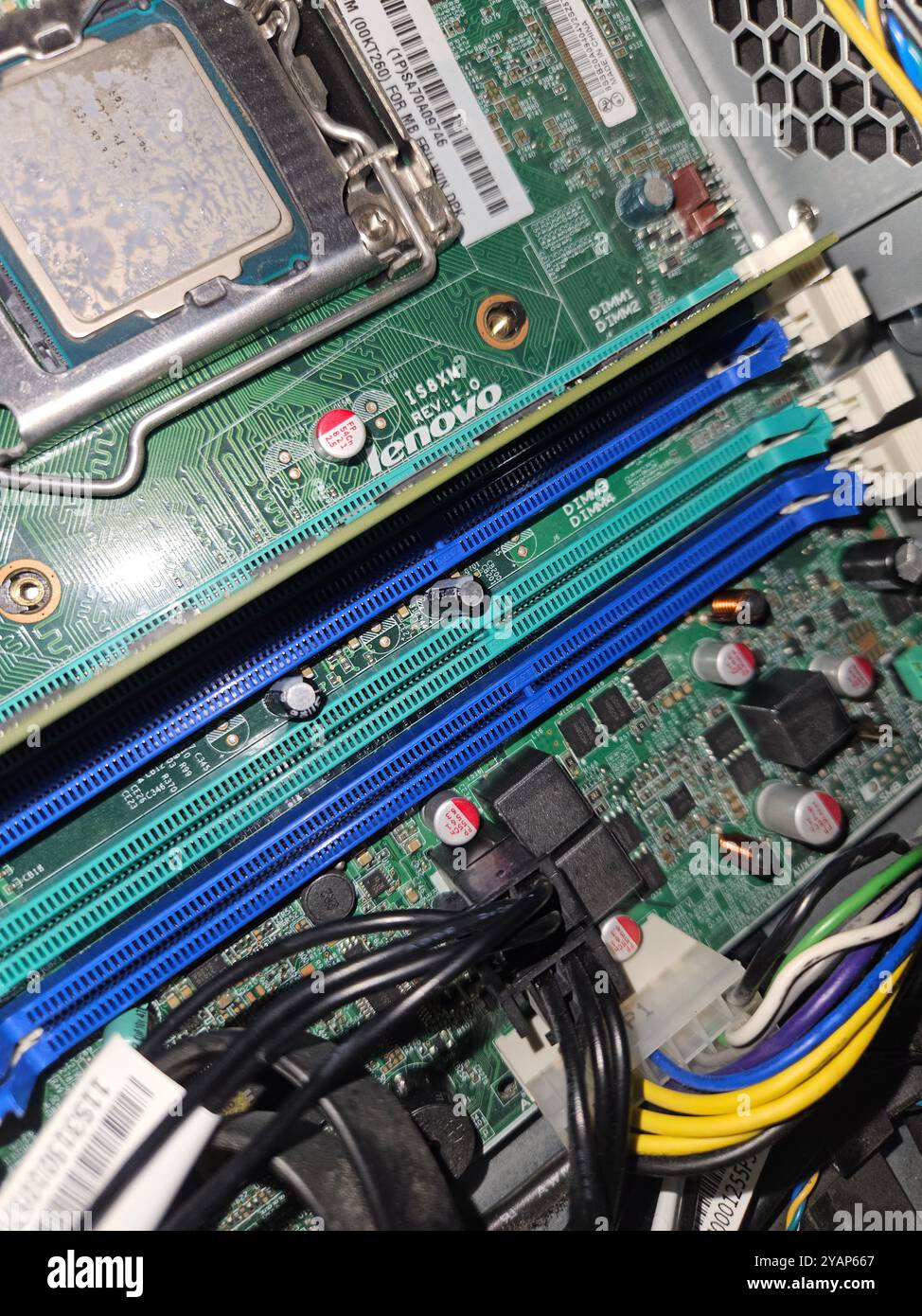 Macro gros plan des composants et des puces sur la carte de circuit imprimé du PC Banque D'Images
