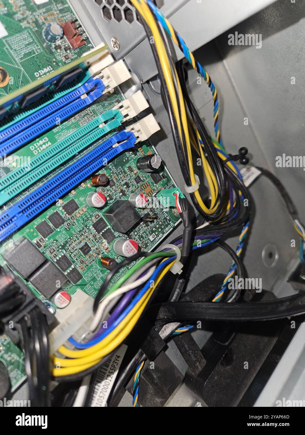 Macro gros plan des composants et des puces sur la carte de circuit imprimé du PC Banque D'Images