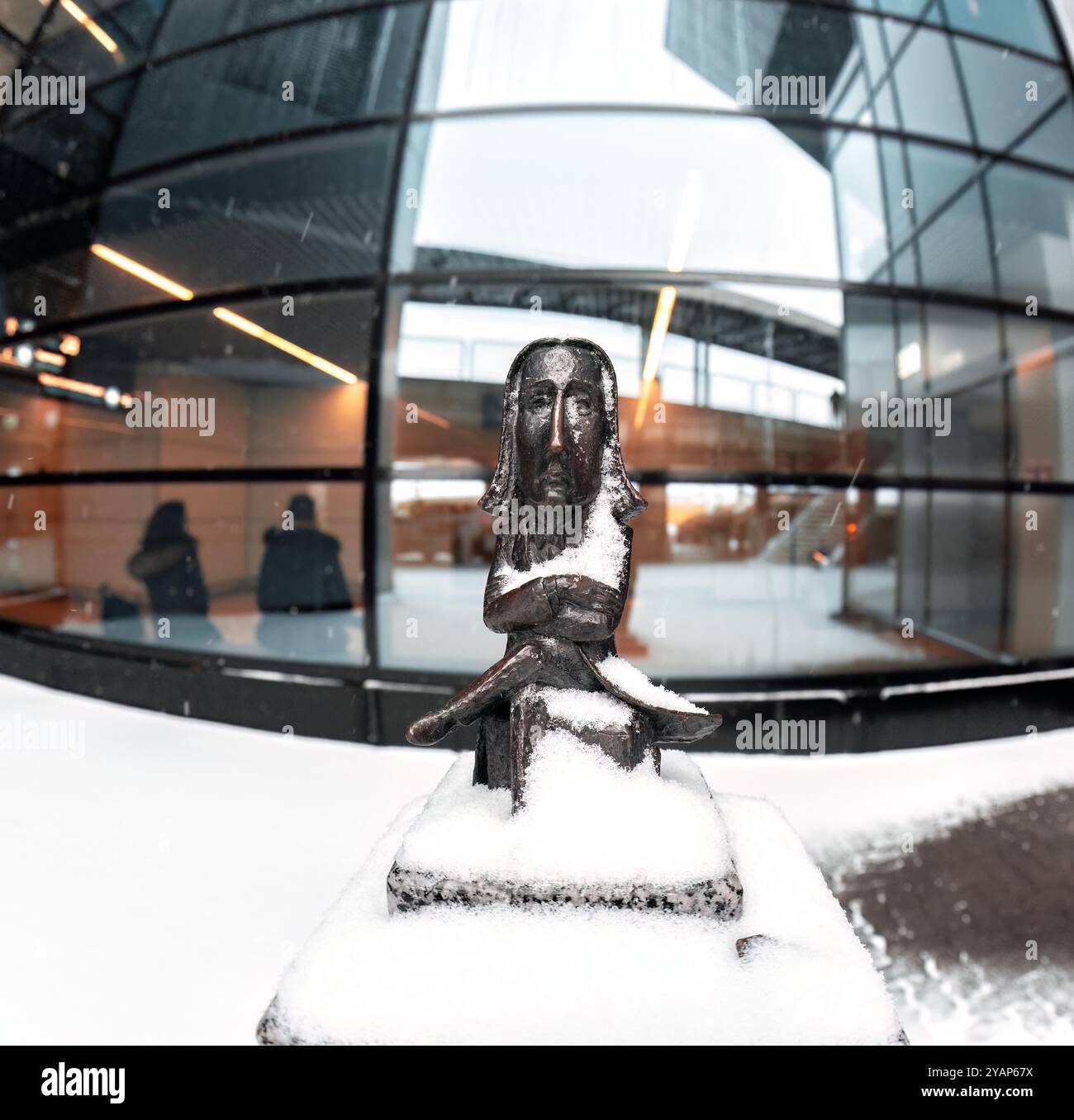 Budapest, Hongrie - 07 janvier 2019 : Ferenc Liszt Mini-sculpture statue en bronze recouverte de neige à l'extérieur de l'aéroport de Budapest Banque D'Images