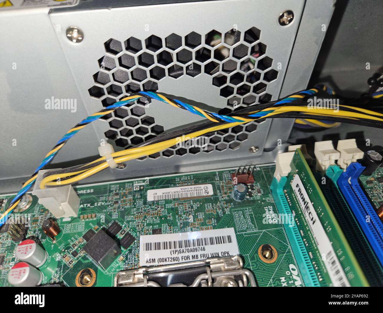 Macro gros plan des composants et des puces sur la carte de circuit imprimé du PC Banque D'Images