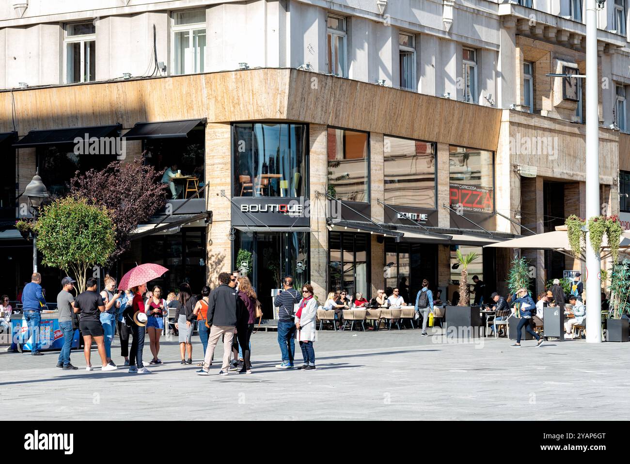 Belgrade, Serbie - 20 septembre 2019 : touristes écoutant un guide touristique tenant un parapluie rose sur la place de la République à Belgrade, Serbie Banque D'Images