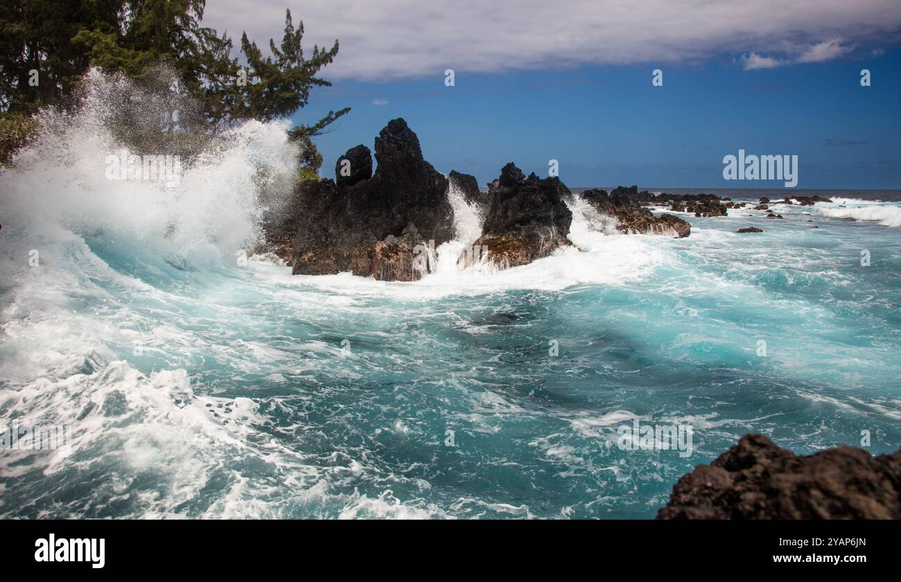 Surf s'écrasant dans des roches de lave déchiquetées à Hawaï Banque D'Images