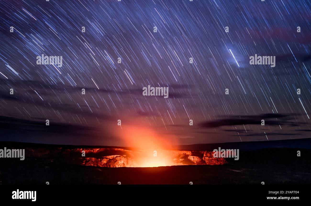 Le ciel nocturne et la vapeur éclatante de lave dans le Cratère de Halemaumau dans la caldeira de Kiluaua au parc national des volcans Dans la Grande île de Hawai Banque D'Images