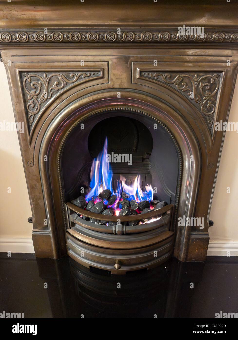 Foyer à gaz artificiel à charbon brûlant dans une cheminée Banque D'Images