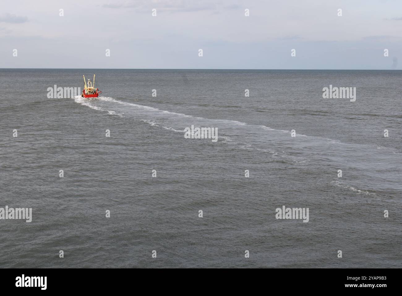 Bateau quittant Whitby Pier Banque D'Images