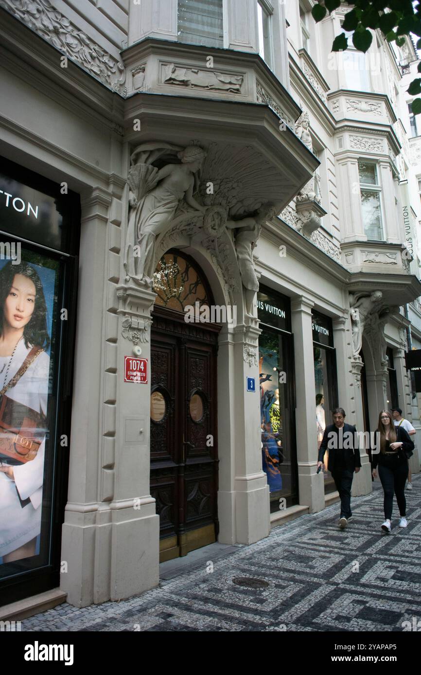 Prague, République tchèque, rue commerçante de luxe, dans le centre de la vieille ville, Pařížská, Louis Vuitton, LVMH Store Front Banque D'Images