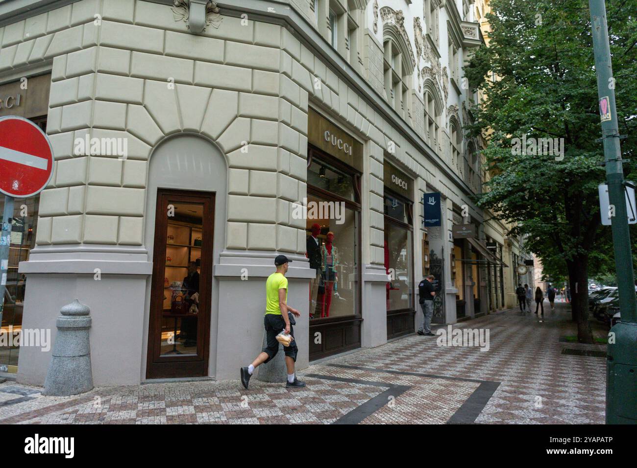 Prague, République Tchèque, Man Walking, Front, Gucci Shop, rue commerçante de luxe, dans le centre de la vieille ville, Pařížská Banque D'Images