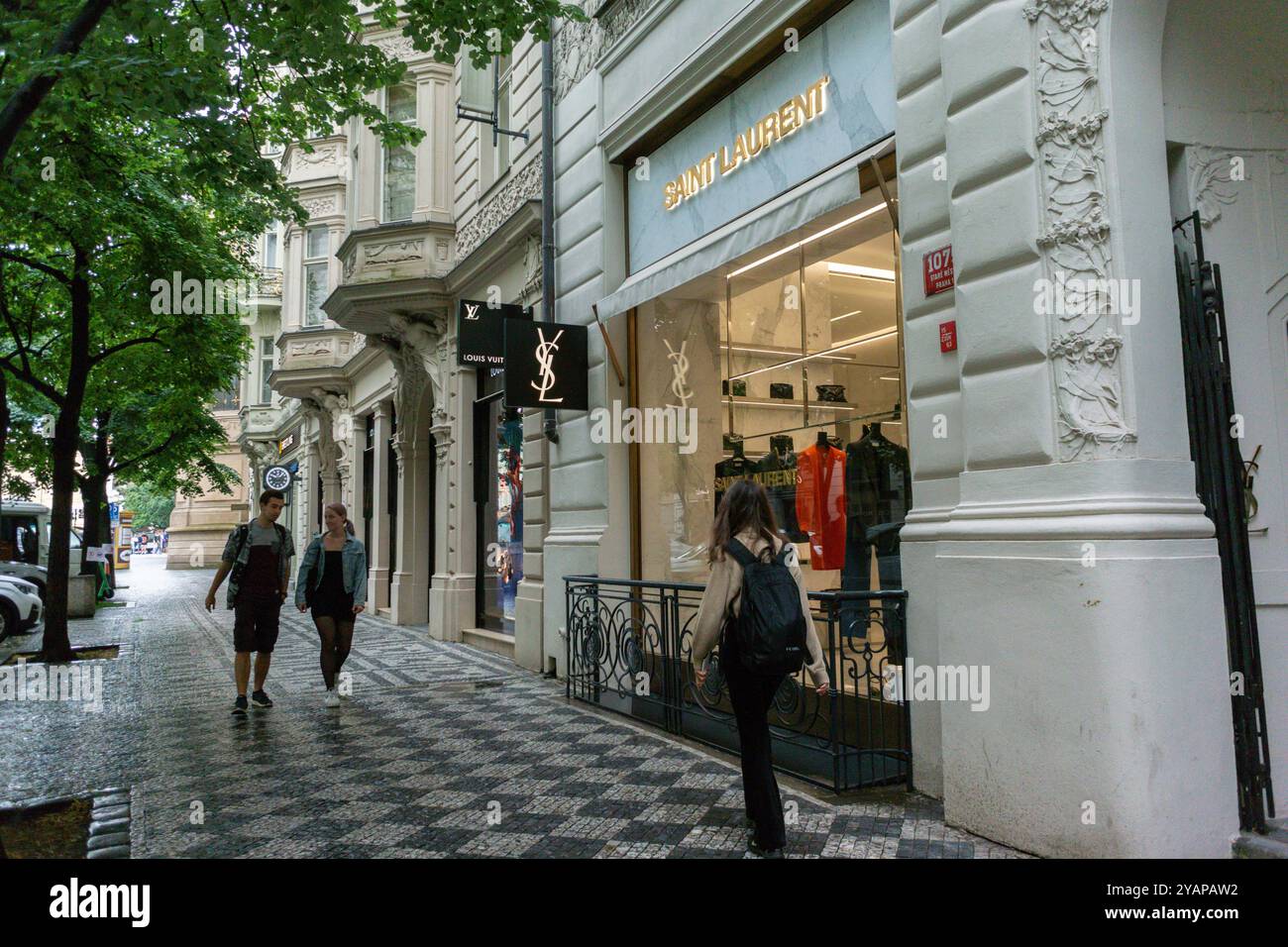 Prague, République tchèque, People Walking, Luxury Shopping Street, « Saint Laurent » Store Front, marques de mode dans le centre de la vieille ville, (Pařížská) Kering Banque D'Images
