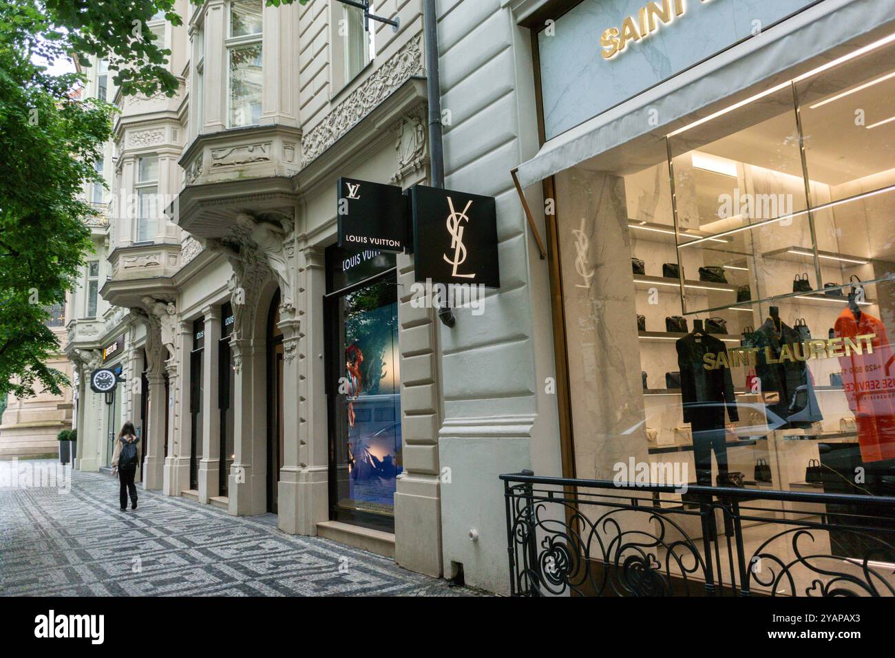 Prague, République tchèque, rue commerçante de luxe, dans le centre de la vieille ville, Pařížská 'Yves Saint Laurent » Store Front, Kering Banque D'Images