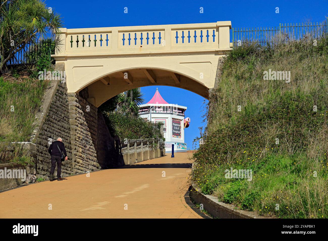 Chemin de traversée du pont vers la plage, avec un stand de crème glacée au loin, Whitmore Bay, Barry Island, Vale of Glamorgan, Galles du Sud, ROYAUME-UNI. Banque D'Images
