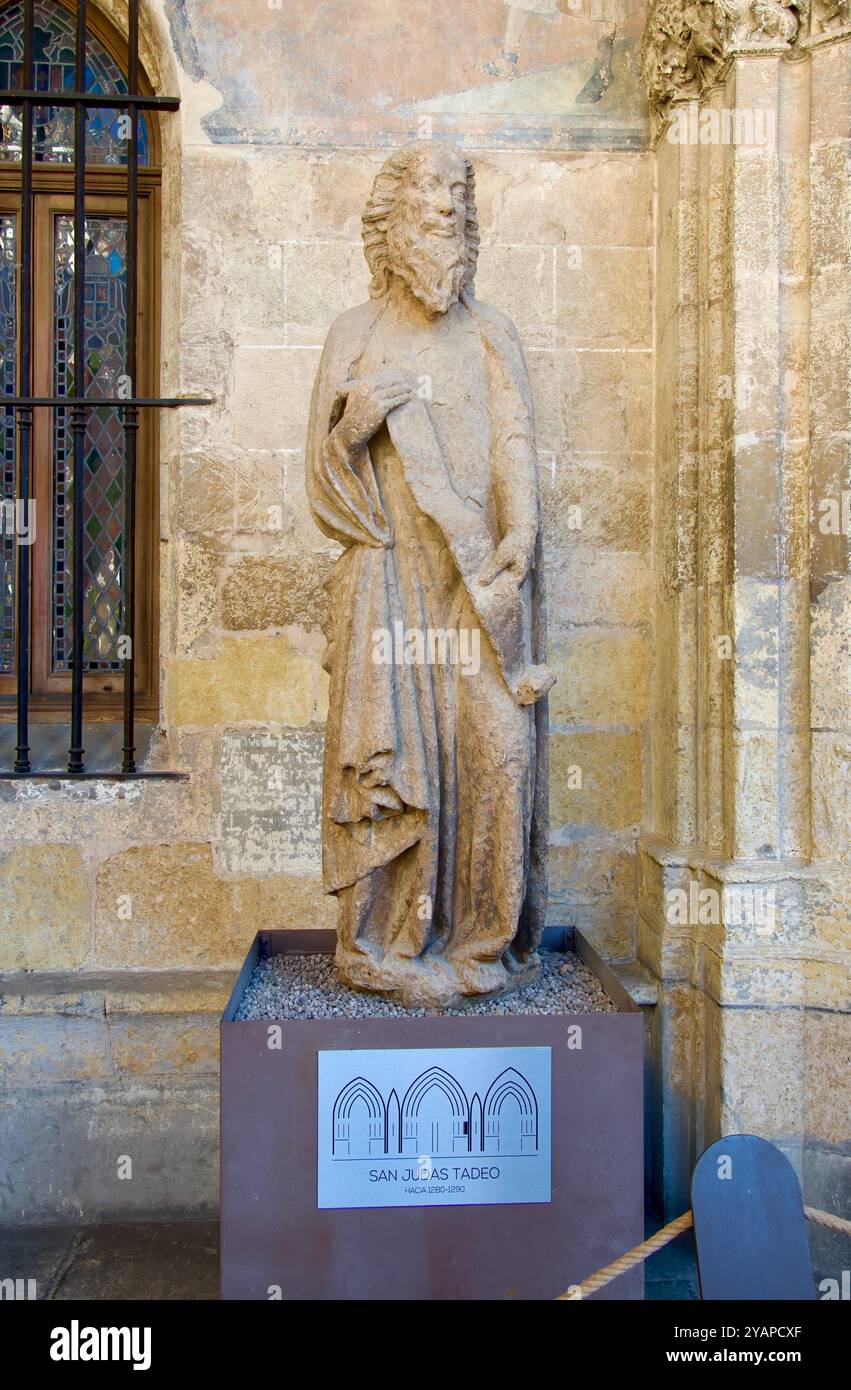 Sculpture en pierre sculptée de San Judas Tadeo à l'intérieur du cloître gothique français Cathédrale Santa Maria médiévale Léon Castille et Léon Espagne Europe Banque D'Images Sculpture en pierre sculptée de San Judas Tadeo à l'intérieur du cloître gothique français Cathédrale Santa Maria médiévale Léon Castille et Léon Espagne Europe Banque D'Images