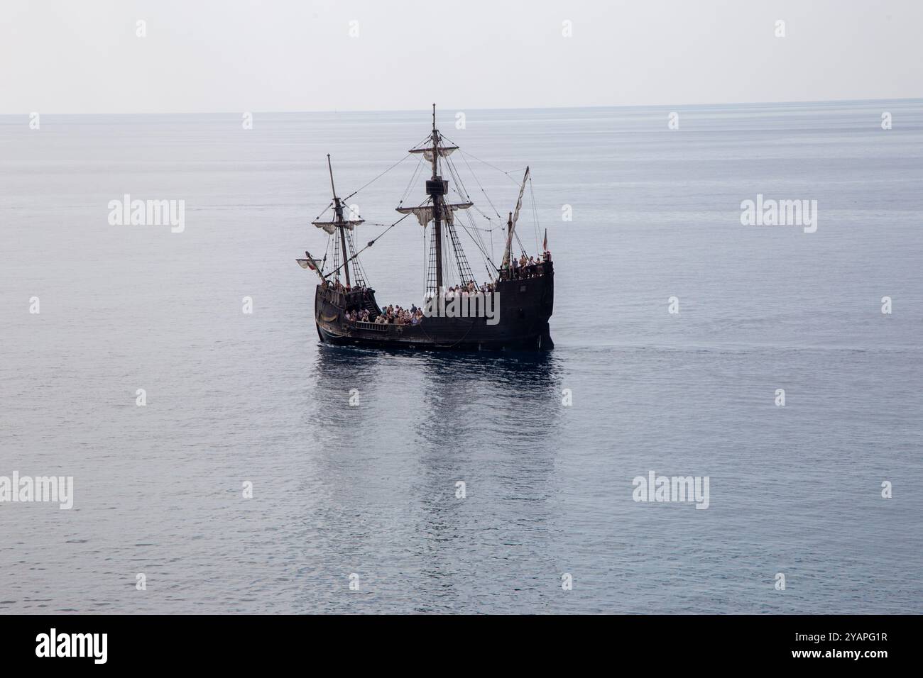 Bateau pirate au large de la côte de Madère à Funchal emmenant les vacanciers sur des voyages le long de la côte Banque D'Images