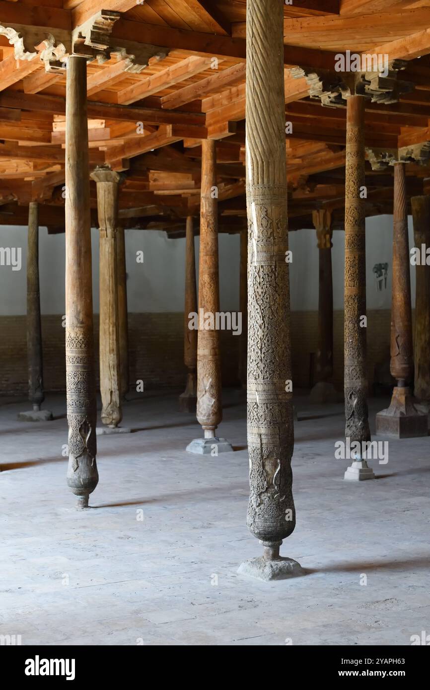 Khiva, Ouzbékistan. Intérieur de la mosquée Juma avec des pilars en bois dans le centre de la vieille ville de Khiva Banque D'Images