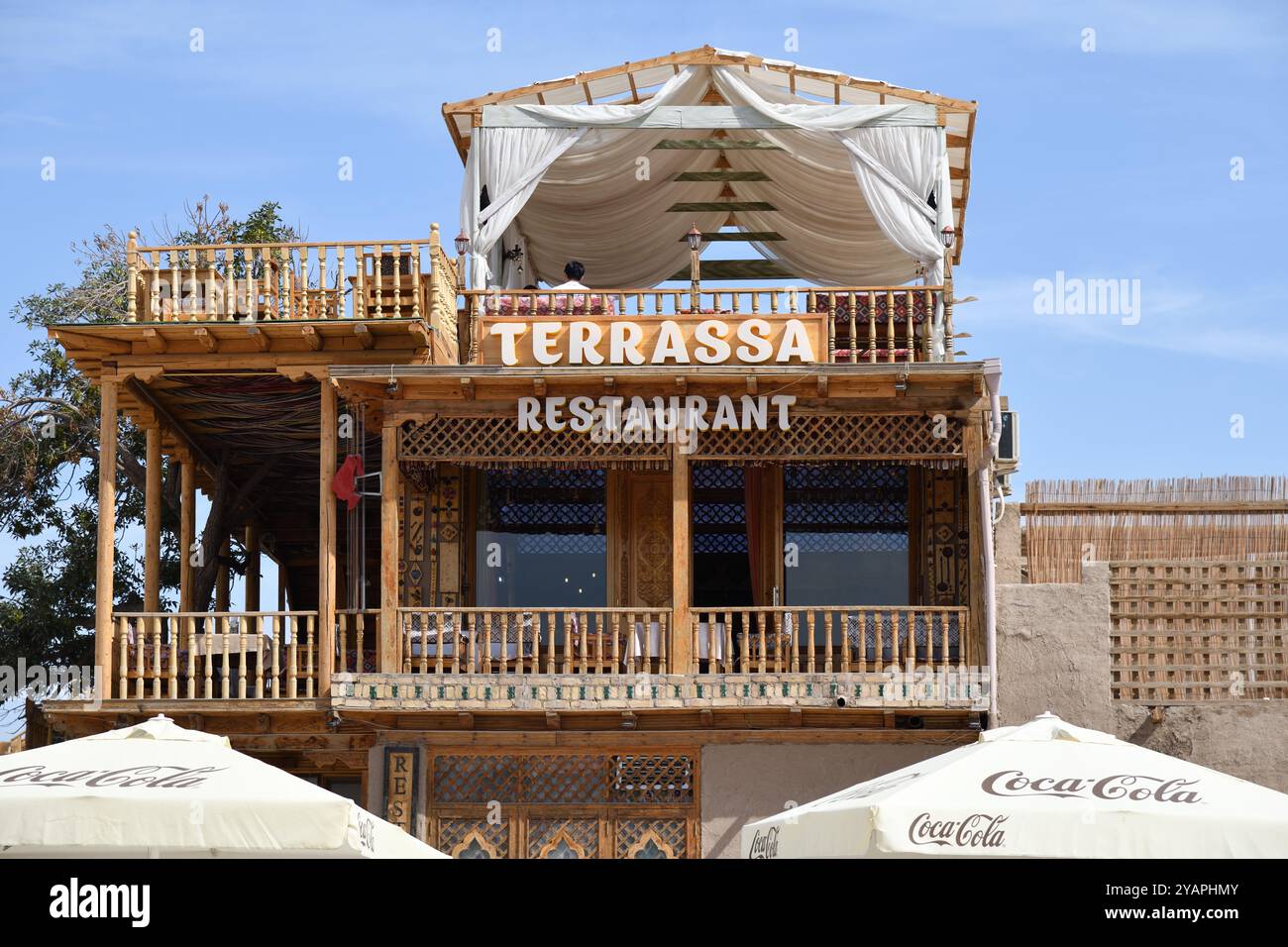Khiva, Ouzbékistan - 15 septembre 2024 : le restaurant le plus populaire et le plus célèbre d'Itchan Kala Terrassa, ancien centre-ville de la vieille ville de Khiva. Banque D'Images