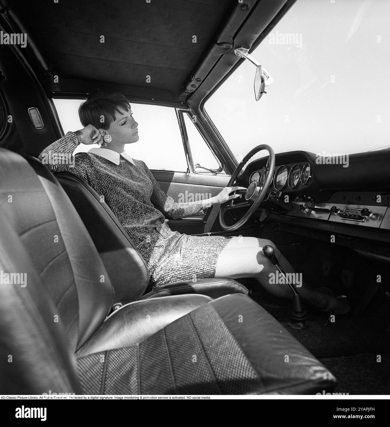 Porsche juin 1967. Un modèle de mode habillé à la mode de l'année dans un modèle Porsche 911 Targa Soft Window. Un cabriolet avec une lunette arrière en vinyle dans le capot, d'où le surnom Soft Window. Photo prise avec Hasselblad Banque D'Images