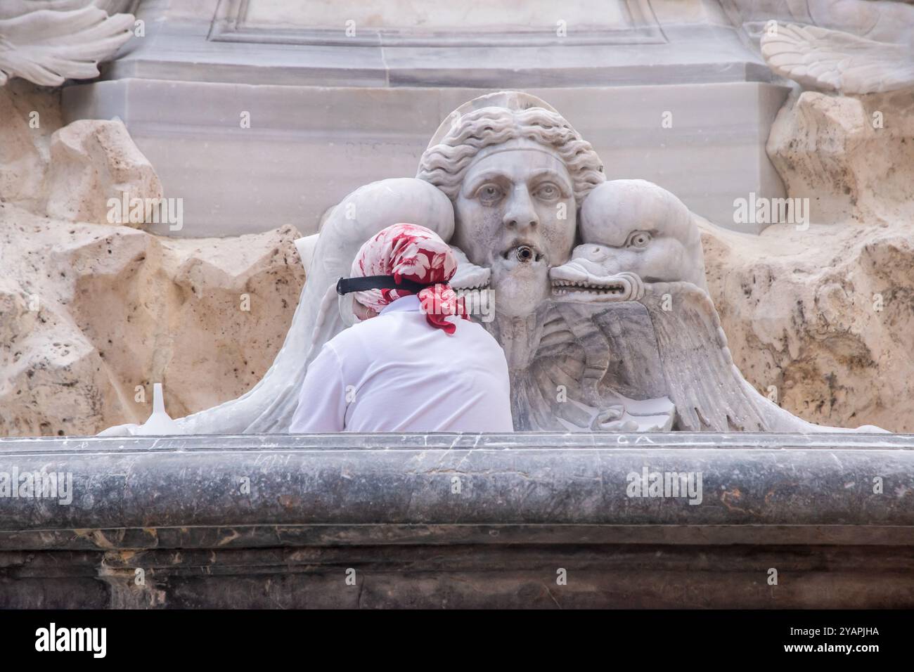 Un restaurateur travaille au nettoyage des statues de marbre des fontaines du Bernin à Rome, en Italie Banque D'Images
