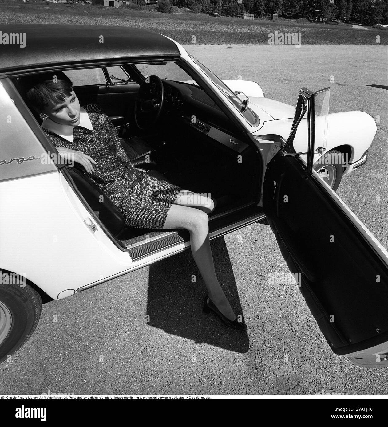 Porsche juin 1967. Un modèle de mode habillé à la mode de l'année chez un modèle Porsche 911 Targa Soft Window. Un cabriolet avec une lunette arrière en vinyle dans le capot, d'où le surnom Soft Window. Photo prise avec Hasselblad Banque D'Images