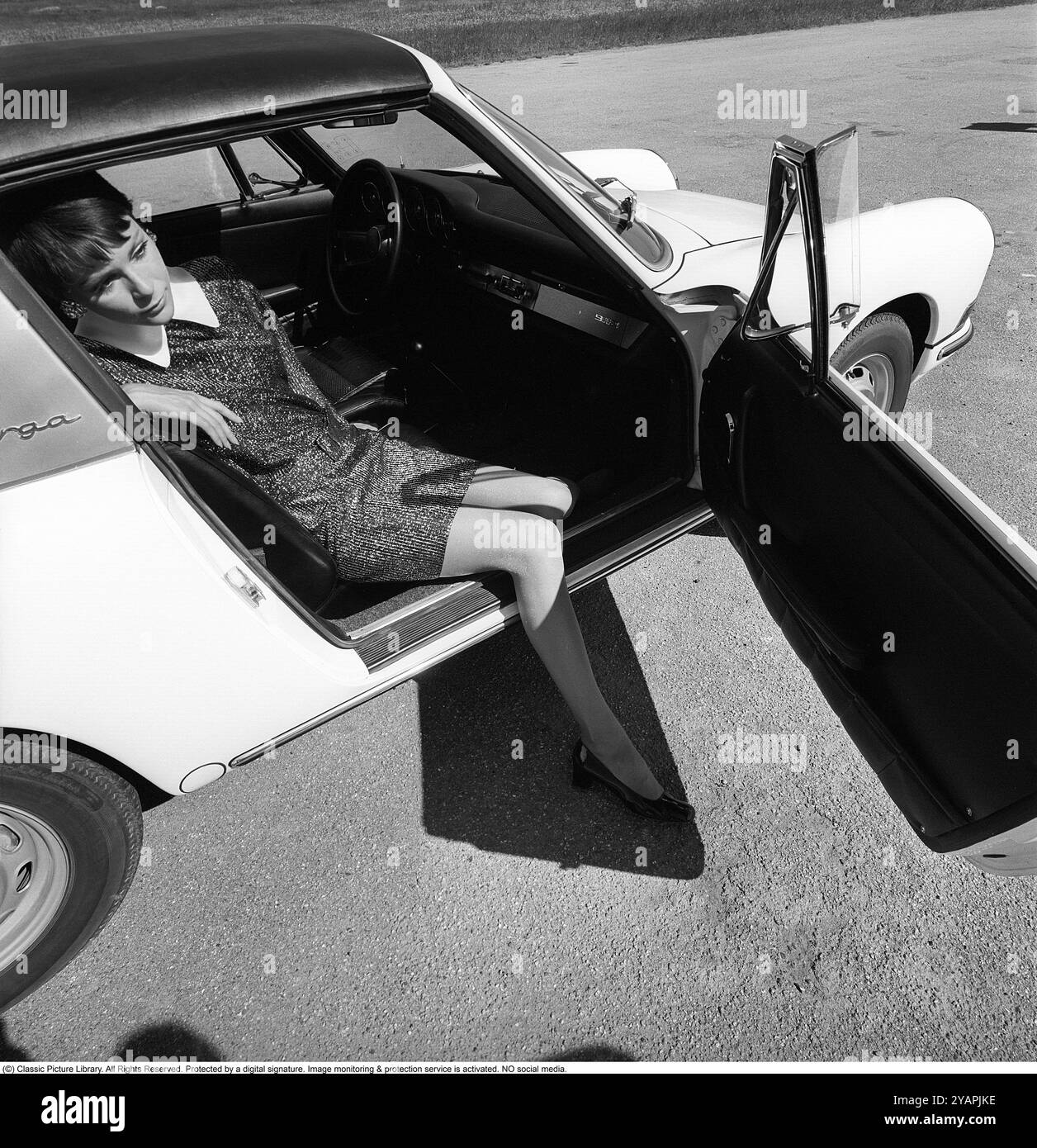 Porsche juin 1967. Un modèle de mode habillé à la mode de l'année chez un modèle Porsche 911 Targa Soft Window. Un cabriolet avec une lunette arrière en vinyle dans le capot, d'où le surnom Soft Window. Photo prise avec Hasselblad Banque D'Images