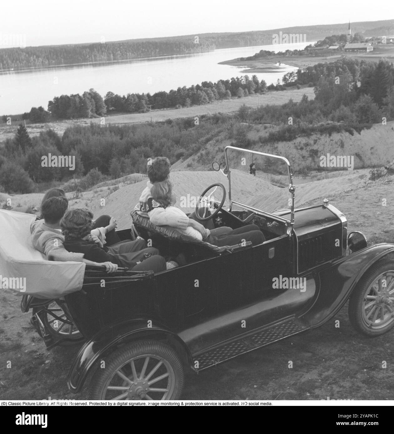 Ragnar Fors avec des amis à son modèle T-Ford 1919 sur un Road trip. Ragnar Fors est le fondateur de ce qui est aujourd'hui le club suédois T-Ford la T-Ford a été appelé «la voiture qui a mis le monde sur roues» et a été produite à un peu plus de 15 millions d'exemplaires Suède juillet. 1954 Banque D'Images