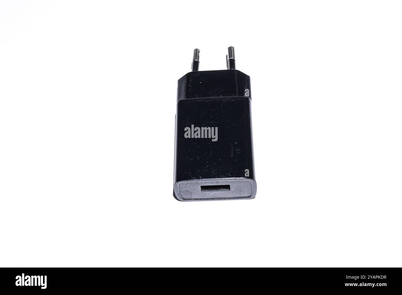 Chargeur de téléphone USB avec câble et adaptateur. Alimentation mobile portable avec fil, connecteur et fiche. Élément de charge pour smartphone. Illustration plate Banque D'Images