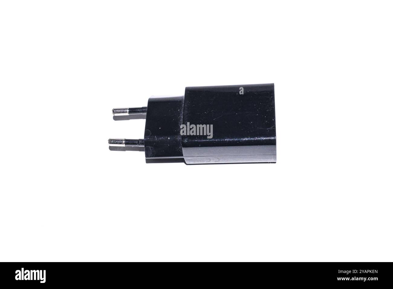 Chargeur de téléphone USB avec câble et adaptateur. Alimentation mobile portable avec fil, connecteur et fiche. Élément de charge pour smartphone. Illustration plate Banque D'Images