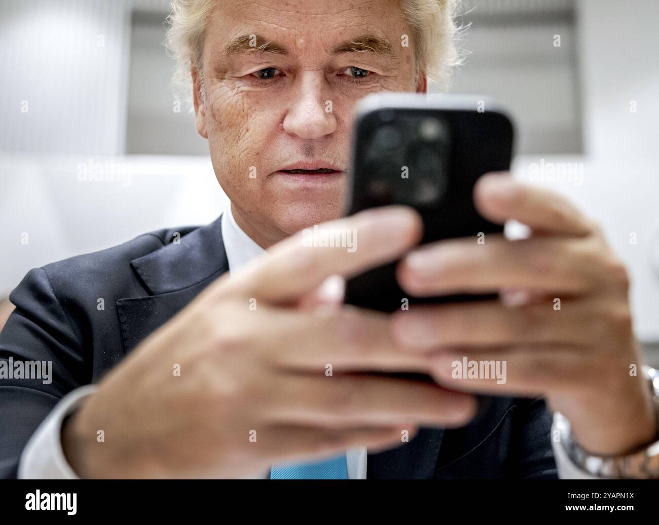 LA HAYE - Geert Wilders (PVV) avec son téléphone portable avant l'heure des questions hebdomadaires à la Chambre basse. ANP REMKO DE WAAL pays-bas Out - belgique Out Banque D'Images