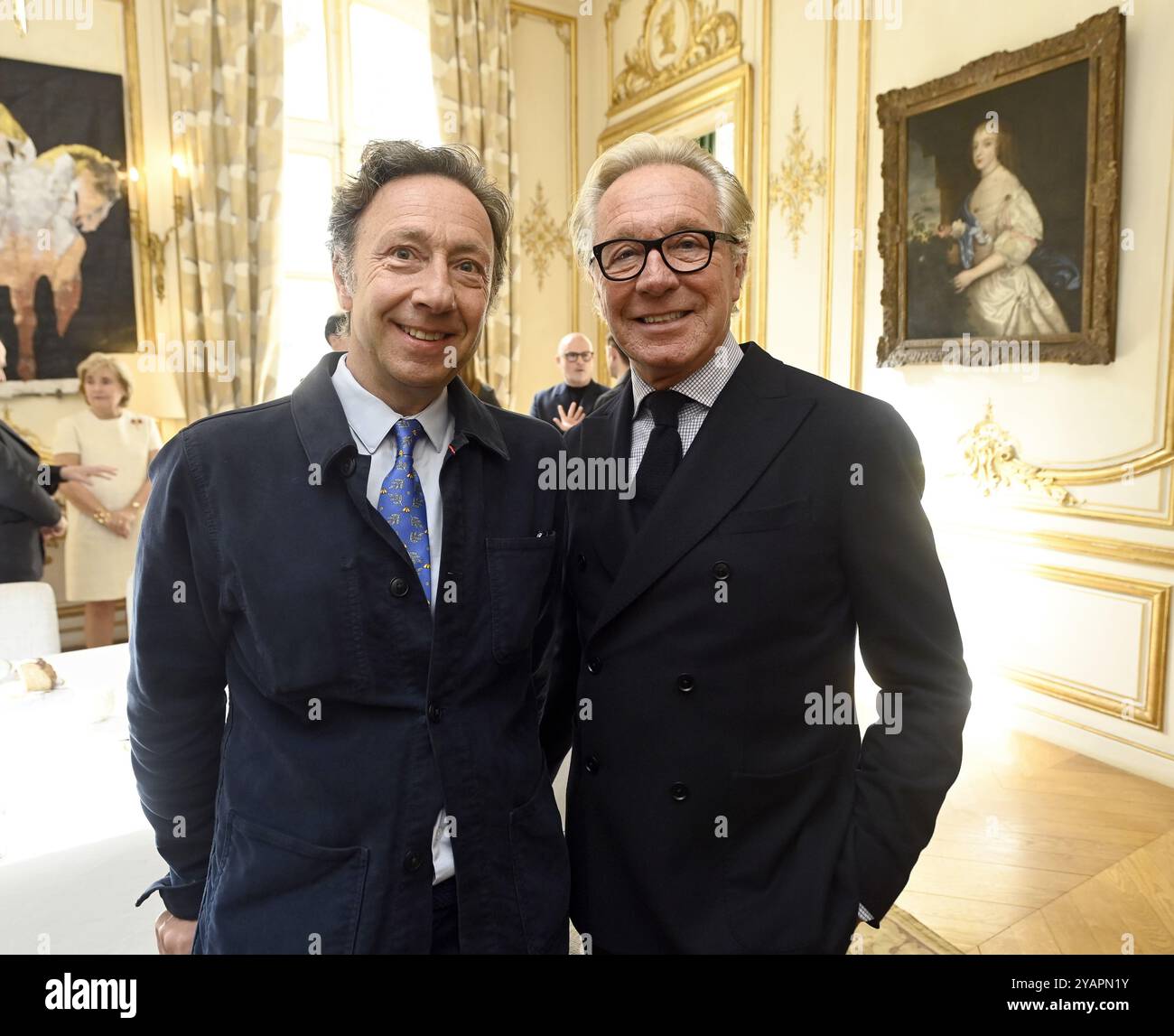 Paris, France. 15 octobre 2024. Le journaliste français Stéphane Bern et le créateur de mode Edouard Vermeulen photographiés lors d’une rencontre à l’Hôtel de ville de Paris, le deuxième jour de la visite officielle du couple royal belge en France, mardi 15 octobre 2024. Le couple royal belge est en visite de trois jours en France. BELGA PHOTO POOL DIDIER LEBRUN crédit : Belga News Agency/Alamy Live News Banque D'Images