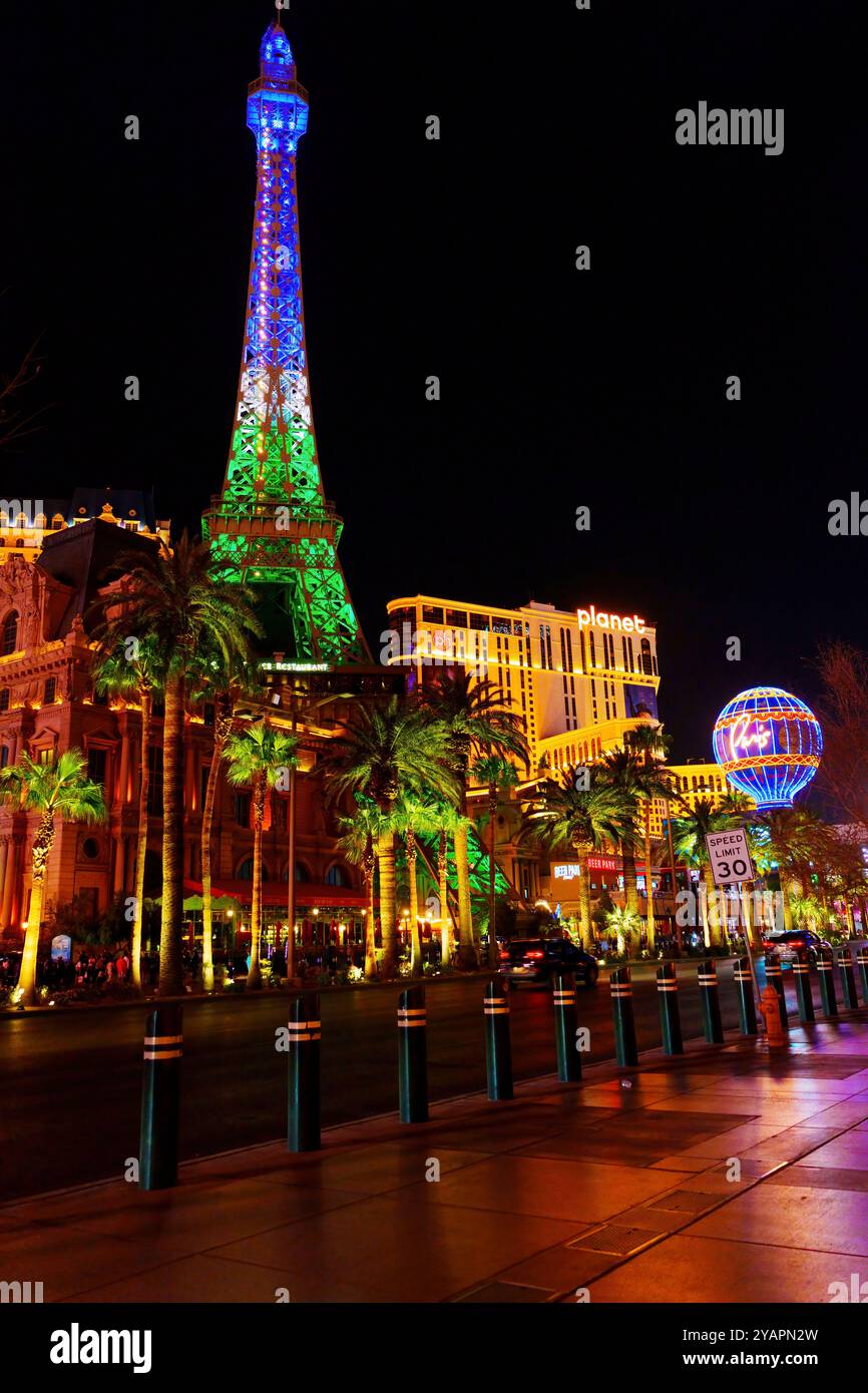 Las Vegas, Nevada - 13 avril 2024 : le Strip de Las Vegas présente la réplique colorée de la Tour Eiffel et des lumières vibrantes, créant une vie nocturne animée Banque D'Images