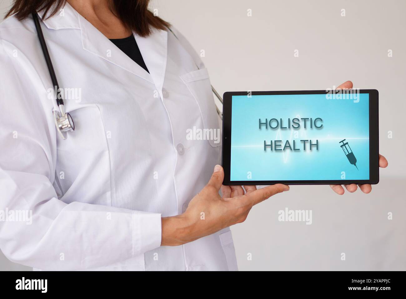 La santé holistique. femme médecin avec stéthoscope et message sur une tablette Banque D'Images