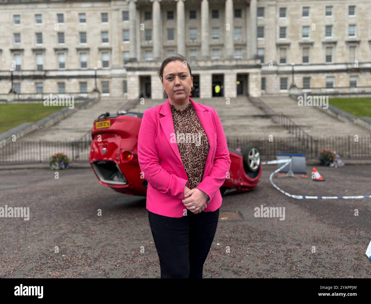 Deborah Erskine, présidente du comité d'infrastructure de Stormont, lors d'un accident de la route simulé au pied des bâtiments du Parlement à Stormont alors que le Service de police d'Irlande du Nord présente le Road Safe Roadshow 2024 à Stormont pour faire passer leur message sur la sécurité routière. Date de la photo : mardi 15 octobre 2024. Banque D'Images