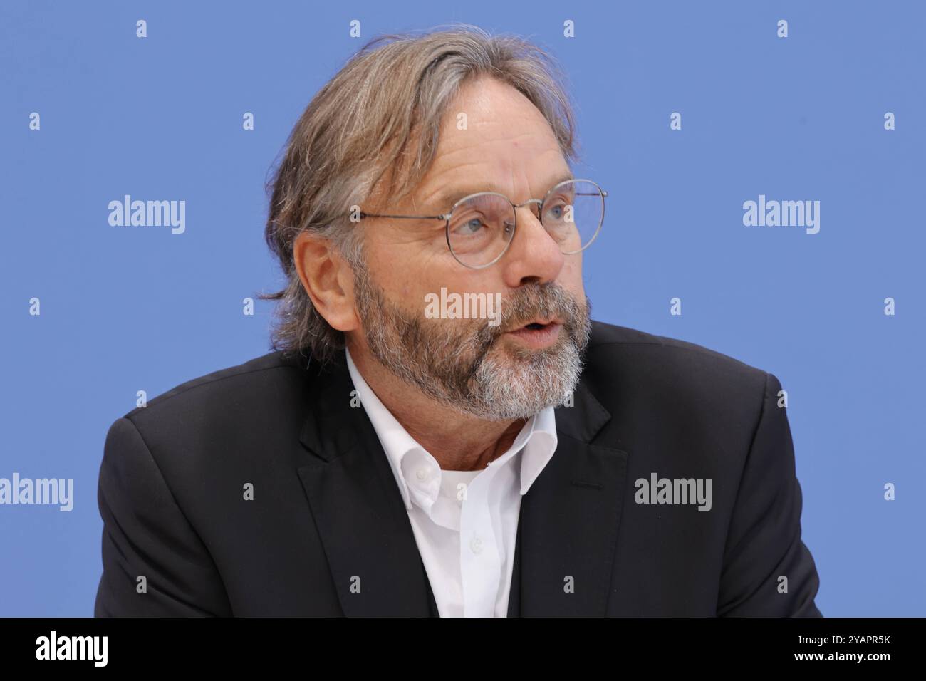 Michael Groß, Präsident des AWO Bundesverbandes, Deutschland, Berlin, Bundespressekonferenz, Thema : Studie belegt soziale Ungerechtigkeit staatlicher Familientransferts : Arbeiterwohlfahrt fordert Neuausrichtung der Familienförderung *** Michael Groß, Président de l'Association fédérale AWO, Allemagne, Berlin, Conférence de presse fédérale, étude thématique prouve l'injustice sociale des transferts familiaux États L'Association de protection des travailleurs appelle à la réorientation du soutien familial Banque D'Images