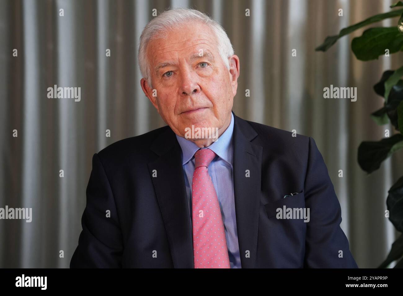 Sir Jonathan Michael, président de l'enquête, s'adressant à l'agence de presse de l'AP dans leurs bureaux à Paddington, dans l'ouest de Londres, après la publication de ses dernières conclusions pour l'enquête Fuller, qui exhortent le gouvernement à introduire un régulateur pour les directeurs de funérailles en Angleterre comme une «question d'urgence». Sir Jonathan examine comment les personnes décédées sont soignées dans tout le pays et scrute les directeurs de funérailles, les morgues privées et les ambulances dans le cadre d'une enquête sur les crimes de David Fuller. Date de la photo : mardi 15 octobre 2024. Banque D'Images