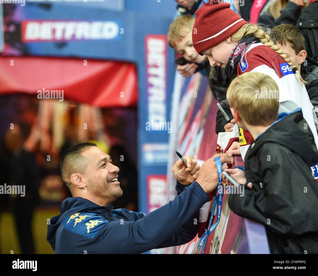 Manchester, Angleterre - 12 novembre 2024 - Willie Isa de Wigan Warriors parle aux fans de Wigan Warriors. Rugby League, Betfred Super League Grand final, Wigan Warriors vs Hull Kingston Rovers à Old Trafford, Manchester, Royaume-Uni Dean Williams Banque D'Images