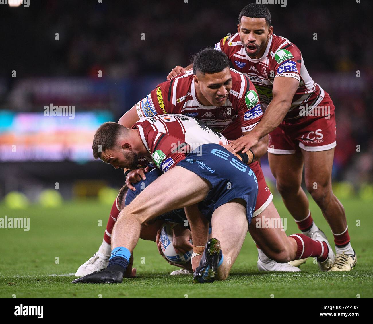 Manchester, Angleterre - 12 novembre 2024 - Patrick Mago des Wigan Warriors, Kaide Ellis des Wigan Warriors et Kruise Leeming des Wigan Warriors s'attaquent à Joe Burgess (35) des Hull Kingston Rovers. Rugby League, Betfred Super League Grand final, Wigan Warriors vs Hull Kingston Rovers à Old Trafford, Manchester, Royaume-Uni Dean Williams Banque D'Images