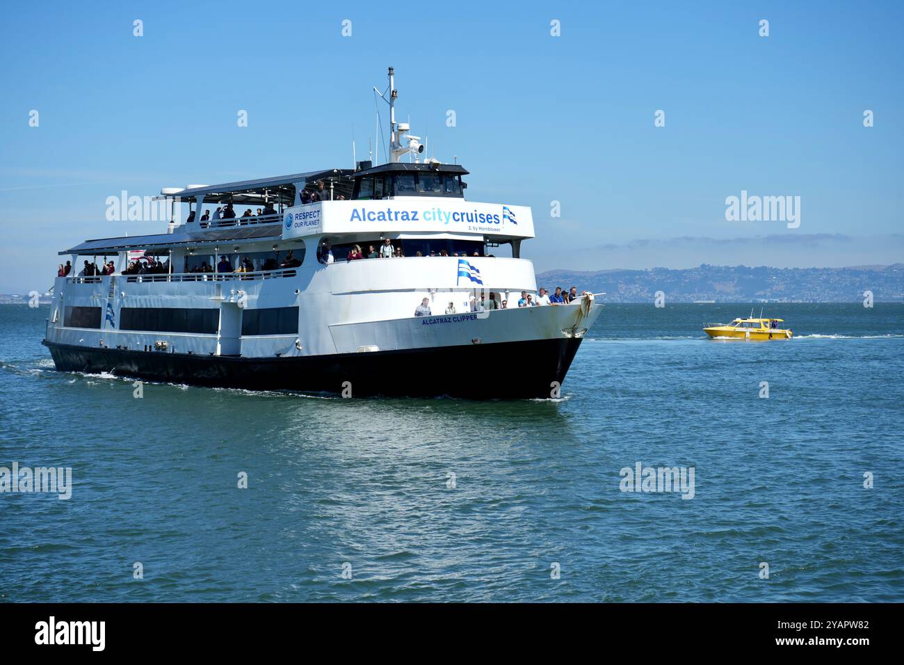 Alcatraz City Cruise Boat Alcatraz Clipper arrivant à l'île accompagné d'un bateau-taxi. Banque D'Images
