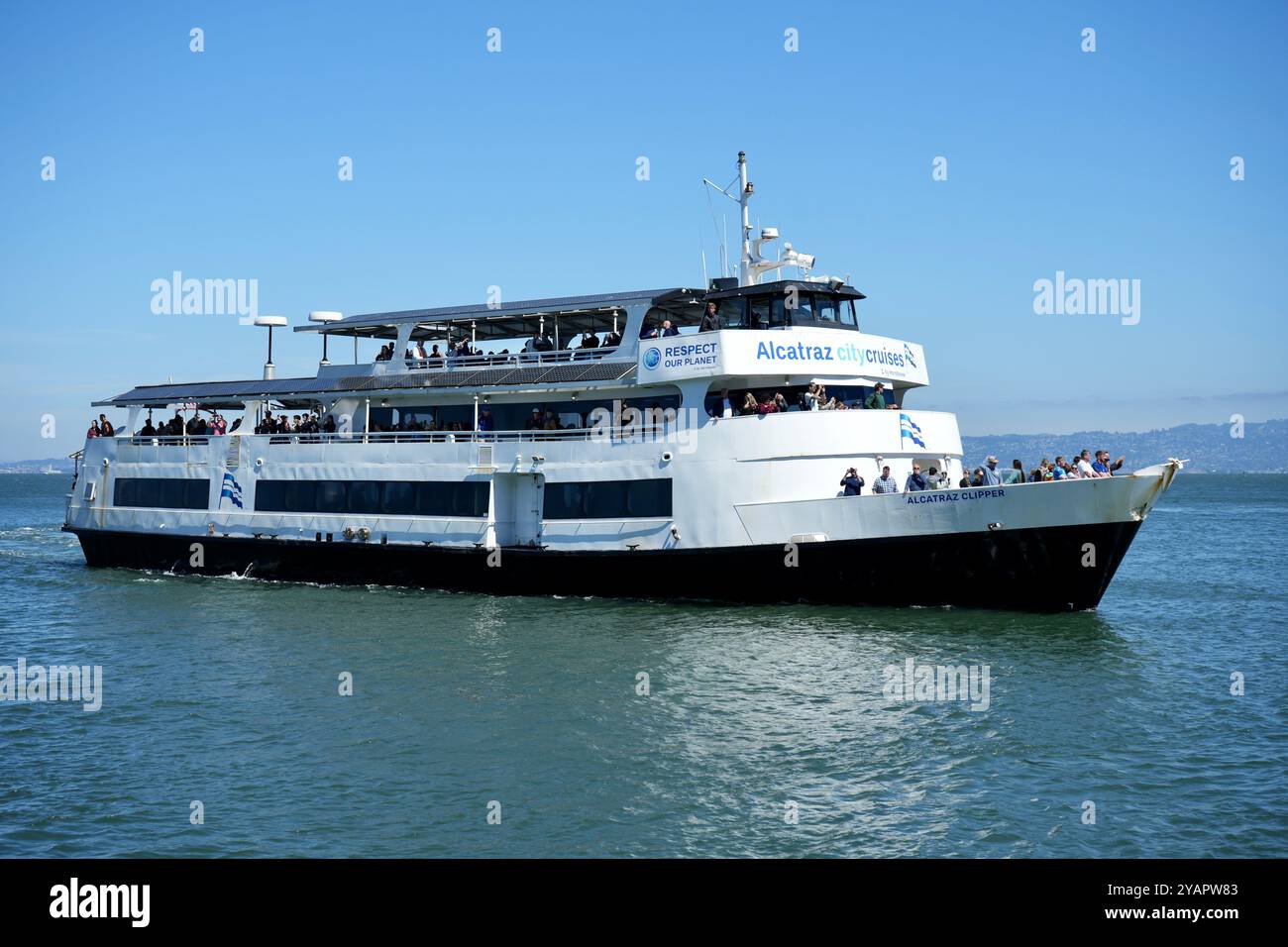 Alcatraz City Cruise Boat Alcatraz Clipper arrivant à l'île avec des passagers à bord. Banque D'Images