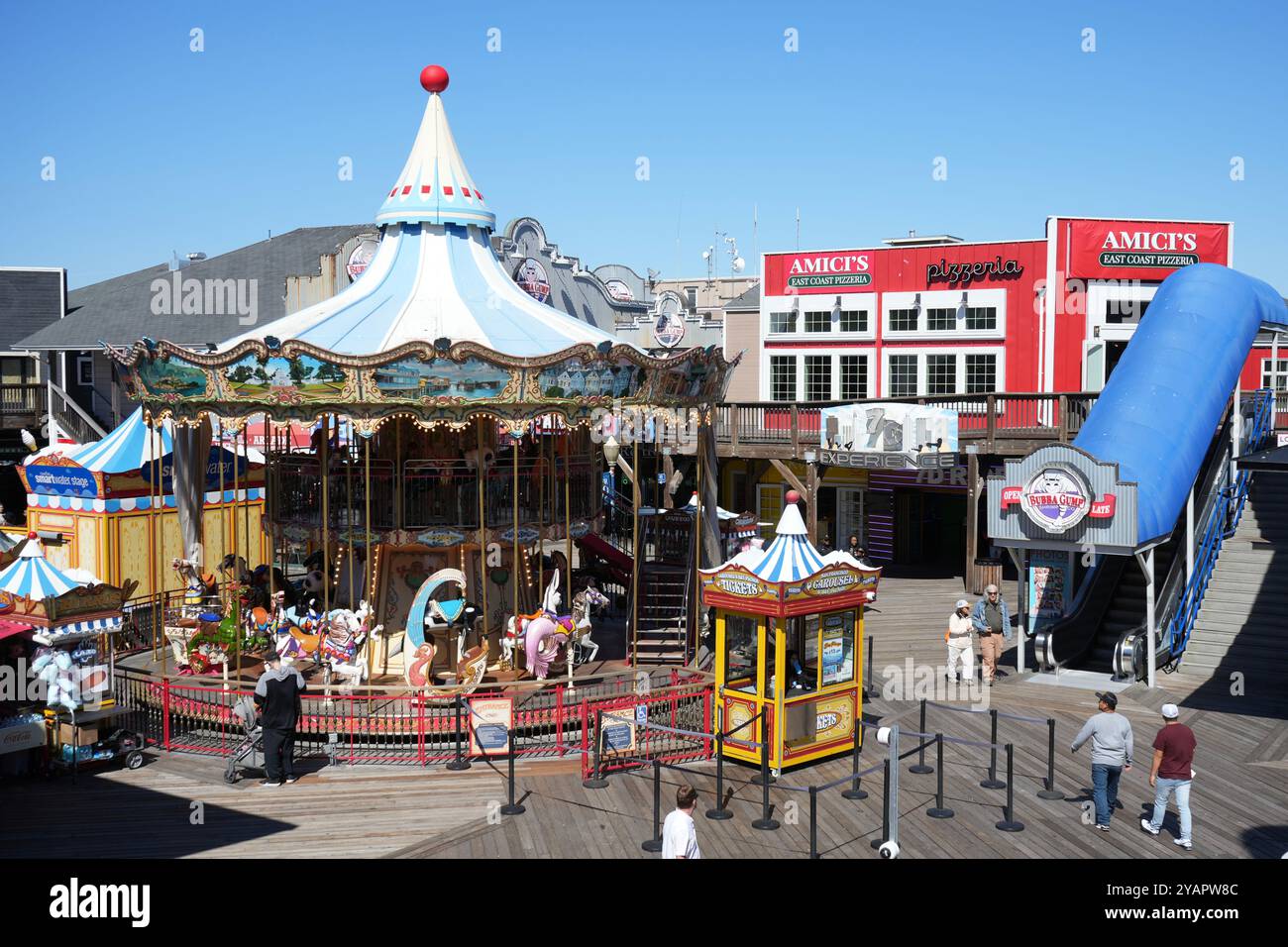 Touristes près du carrousel traditionnel sur l'embarcadère 39, Fishermans Wharf. Banque D'Images