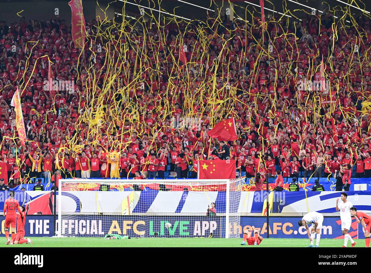 QINGDAO, CHINE - 15 OCTOBRE 2024 - les fans encouragent la Chine lors de leur match de football contre l'Indonésie au quatrième tour des qualifications pour la Coupe du monde Banque D'Images