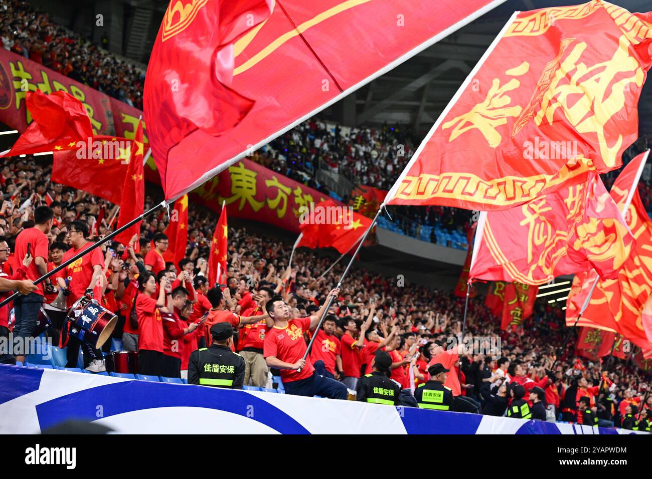 QINGDAO, CHINE - 15 OCTOBRE 2024 - les fans encouragent la Chine lors de leur match de football contre l'Indonésie au quatrième tour des qualifications pour la Coupe du monde Banque D'Images